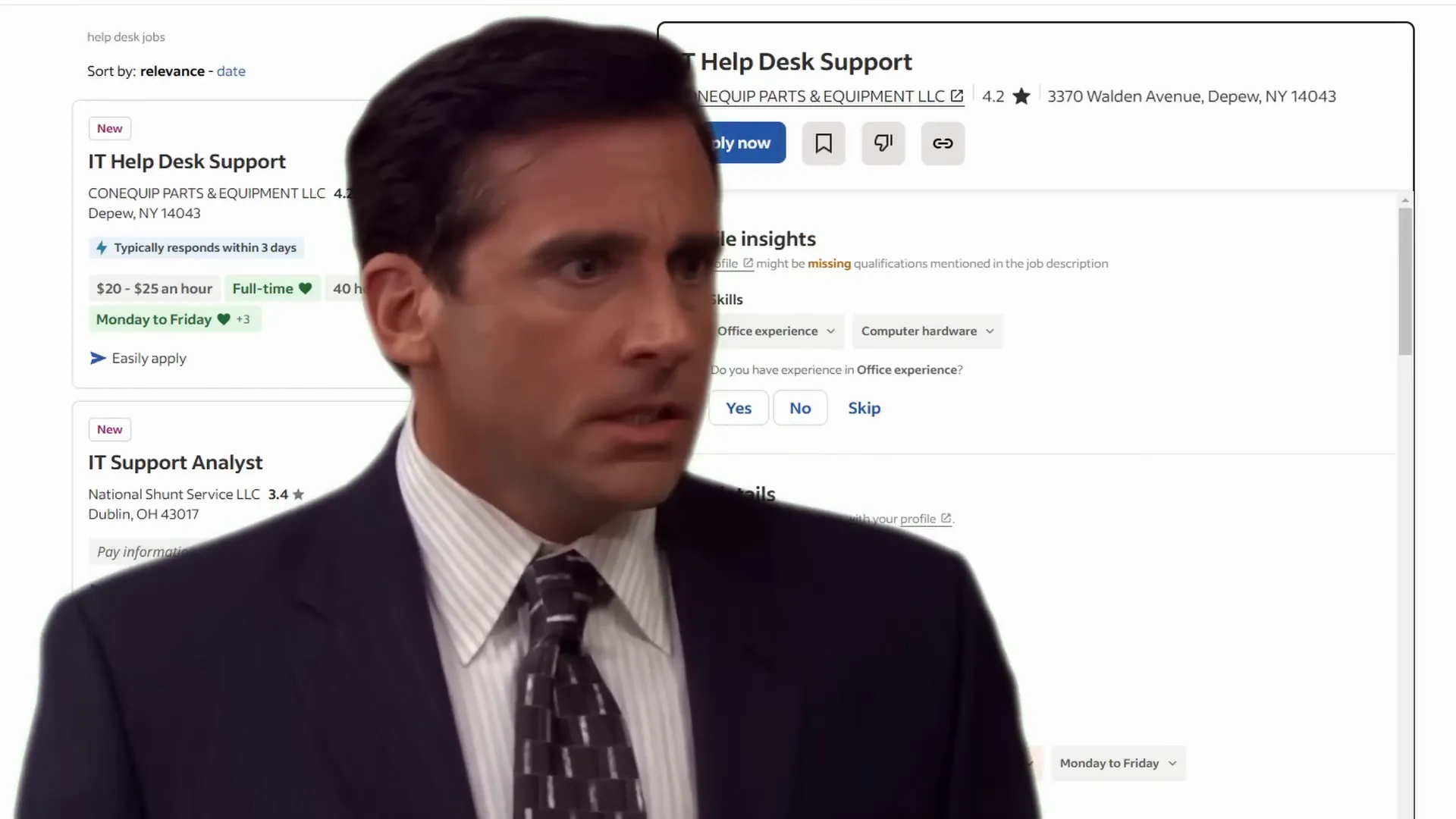 עובד Help Desk פותר בעיות למשתמשים